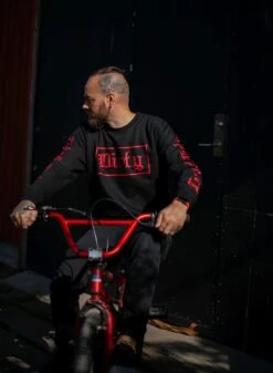 Dirty Unisex Sweatshirt, Black N Red -Straßenmode Kleidung dirty unisex sweatshirt black n red 3