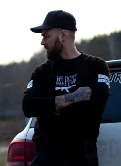 Rebel For Life We Don´t Name Drop Unisex Sweatshirt, Svart -Straßenmode Kleidung rebel for life we dont name drop unisex sweatshirt svart 1